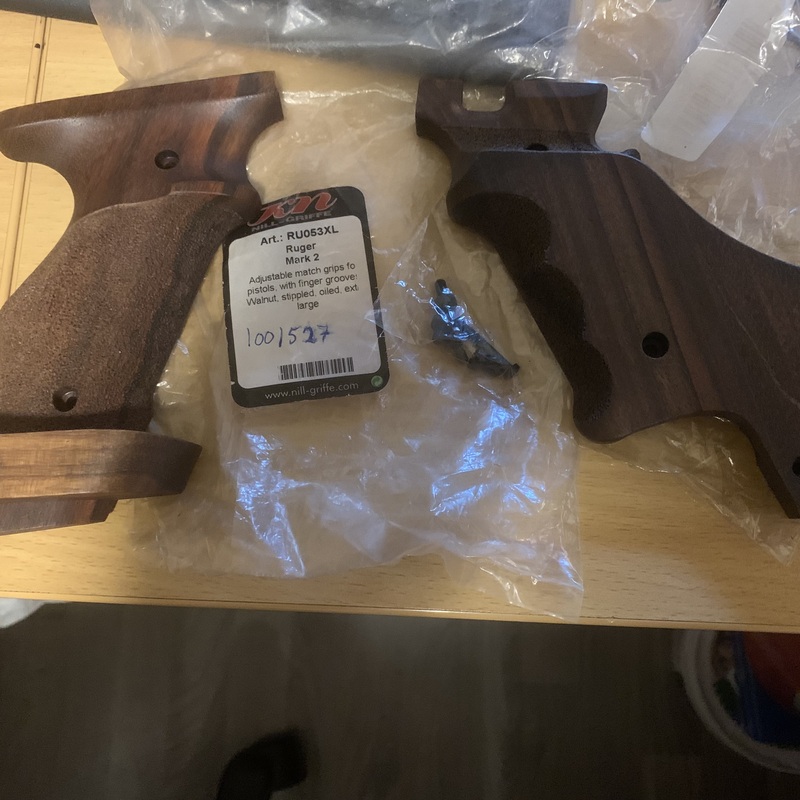 Til Ruger MK2 - Ubrukt grep (bare montert/demontert) Selges 1500,- (Nypris 2100,-)